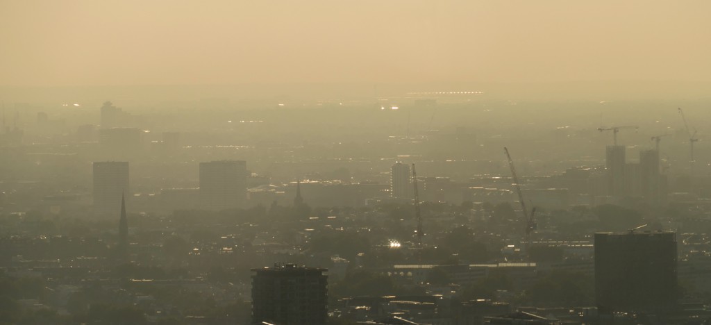 pollution et sport en ville - nuage de pollution sur une zone urbaine