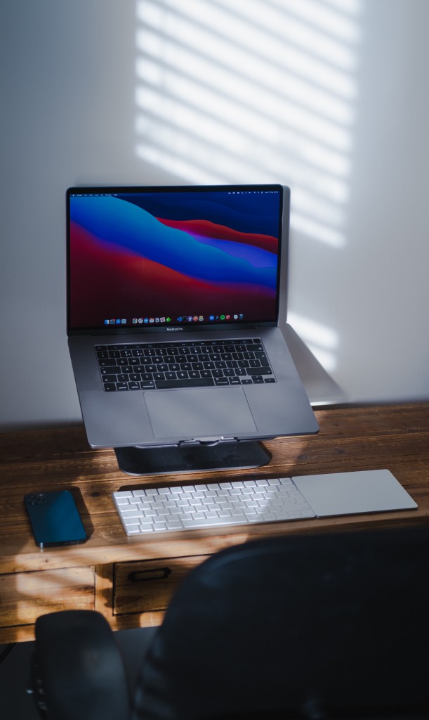 macbook pro sur un bureau